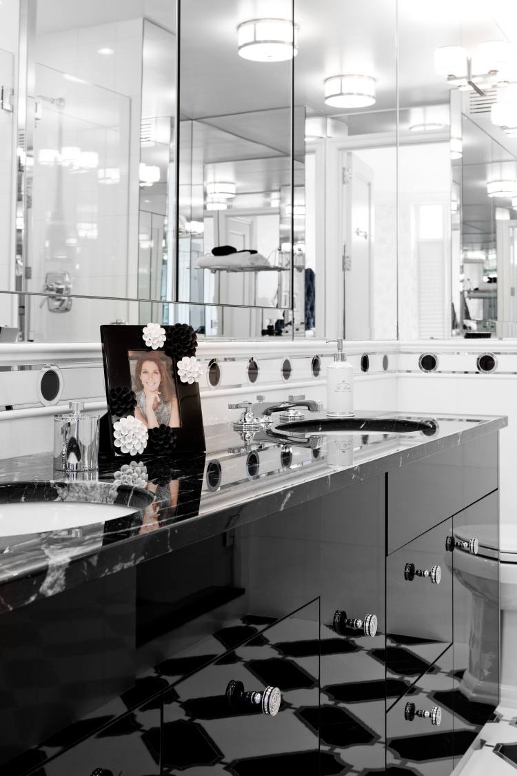 idéer-badrum-design-skapande-modern-svart-vit-elegant-högblank spegelvägg