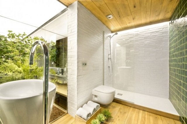 Badrumsidéer -Exotisk atmosfär Vit väggdesign med duschkabin i tegel
