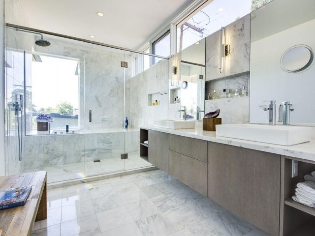 Förvaringsutrymme i badrummet inbyggda hyllor i marmorplattor