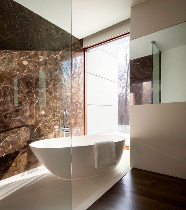Väggdesign höjdpunkt i badrummet fristående vita runda badkar