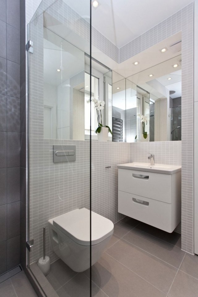 Lägga mosaikplattor badrum handfat skåp duschkabin separerad glasvägg