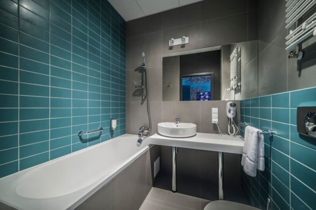 Badrumsplattor betongeffekt färgschema Inbyggt badkar