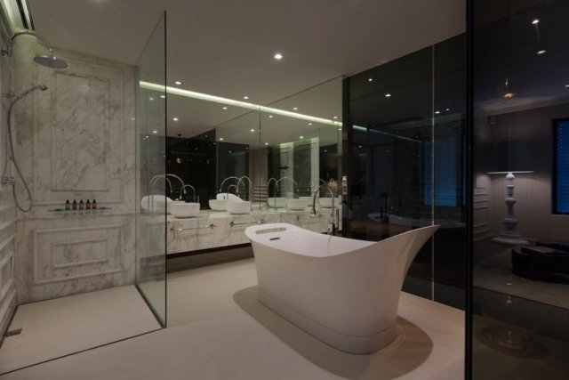 Badrumsdesignbadkar med fristående handfat i marmoreffekt