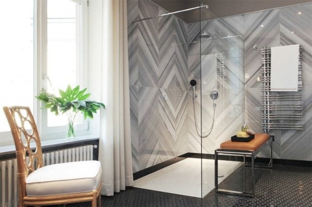 Duschkabin med duschkabin, kakelplattor, moderna mönster