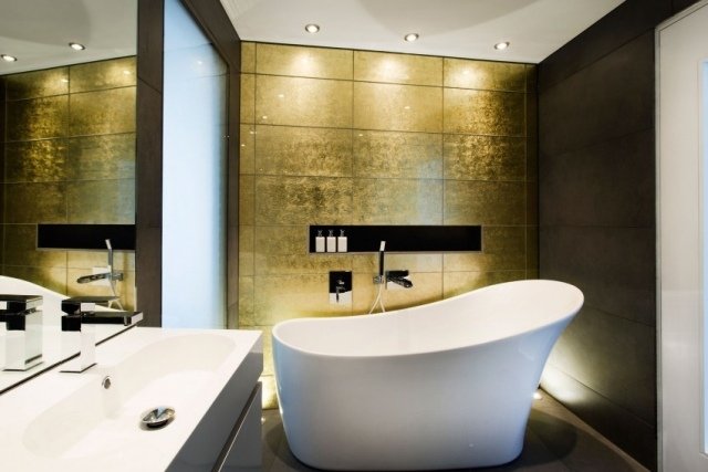 Modern badkardesign-med ryggstöd-väggplattor guldeffekt