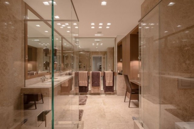 Idéer för må-bra badrumsplattor i högglans optisk glaspartition