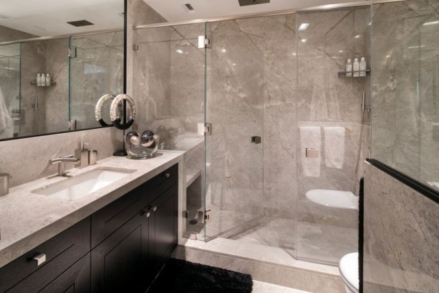 Design fuktiga rum med duschkabin, handfatbord, natursten