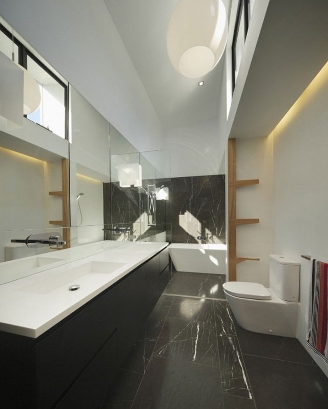 Kompletta badrumslösningar, belysningskoncept, möbler i svart golv, handdukstork
