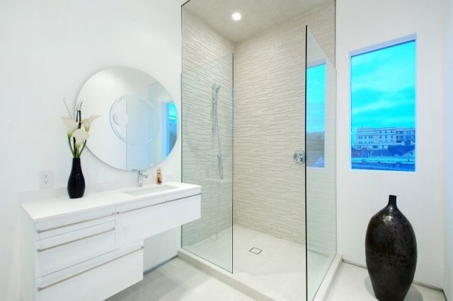 Badrumsfärgerna svartvitt skapar en skön väggdesigneffekt för tvättstället