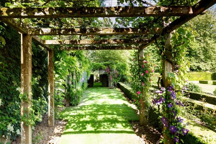idéer-för-trädgård-design-romantiska-pergola-trä-klätterväxter