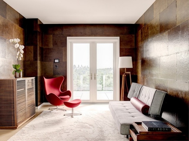 väggdesign-dekorativa-paneler-metall-effekter-brun-vardagsrum-modern