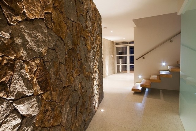 vägg-design-stenar-stenbrott-sten-vägg-hall-golvlampor