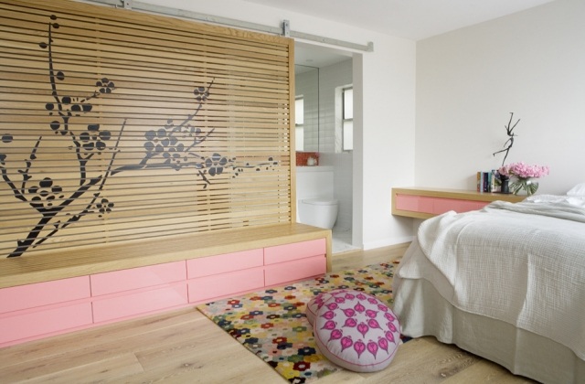 väggdesign-trä-lameller-skiljevägg-blommig-dekoration-sovrum-vit-rosa