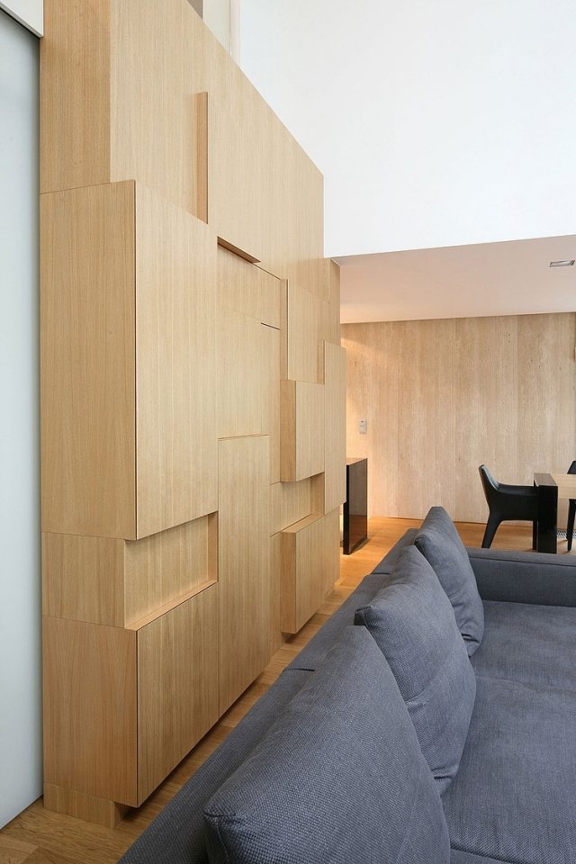 väggdesign-trä-hyllor-system-handtagslös-geometrisk