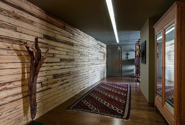 väggdesign-träplankor-beklädnad-korridor-laminatgolv