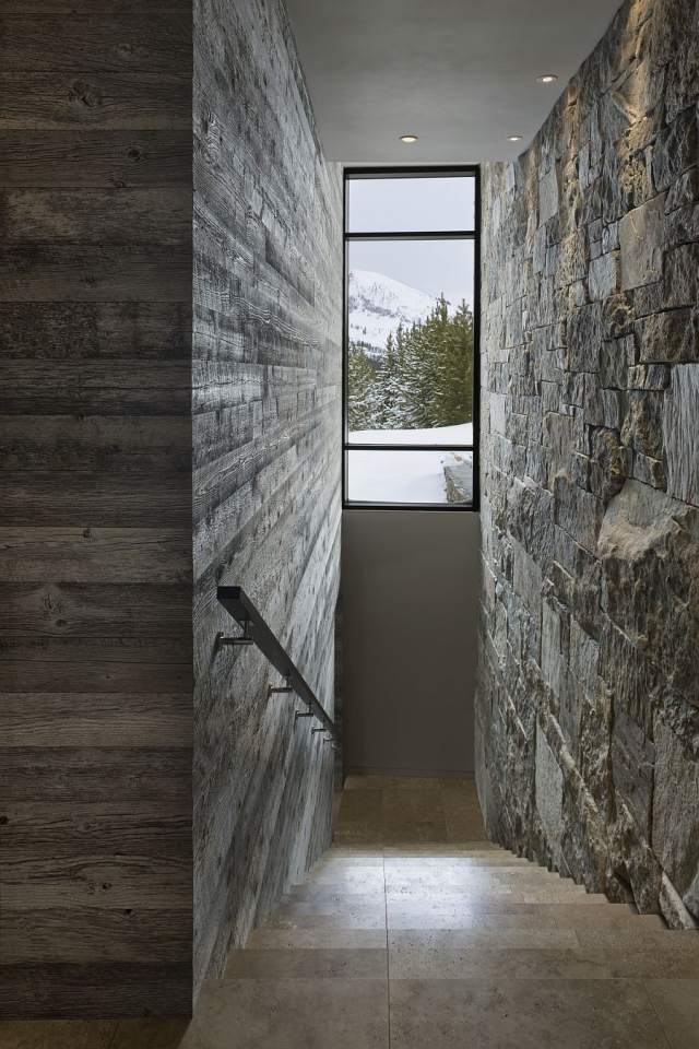 väggdesign-gammalt trä-grå-färg-natursten vägg-trappor-kakel-täckt