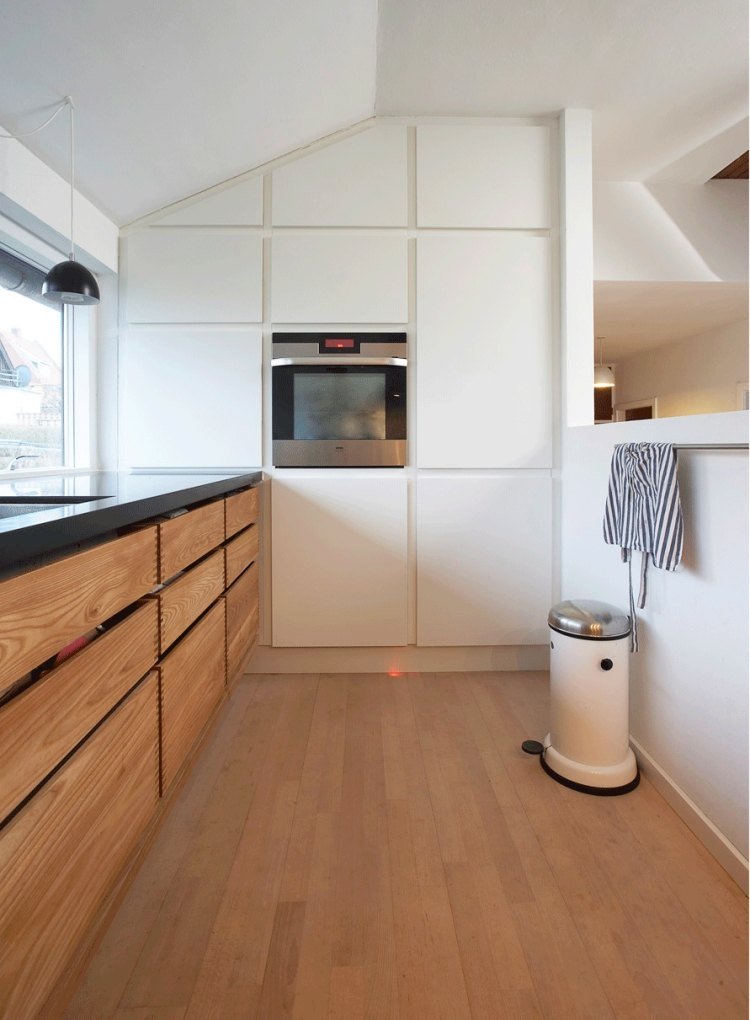 tårta-modern-trä-minimalistisk-design-trägolv-vit-inbyggda vitvaror