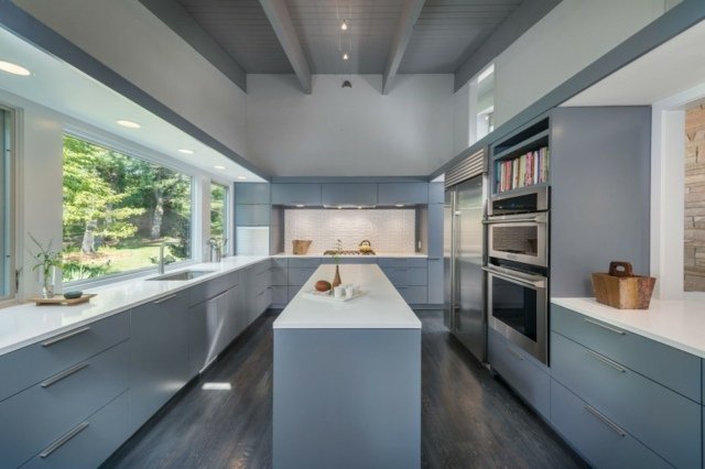 Retro-kök-med-grå-köksskåp-lång-och-rektangulär