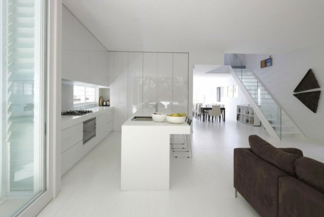 Klädd soffa-vitt-kök-minimalism-trappor-köksskåp-med högblank yta