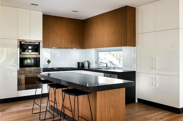 Kök-skåp-med-en-vit-yta-laminat-golv-kök-ö-metall-stolar
