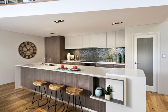 Kök-ö-med-en-vit-yta-kök-skåp-med-trä-look-och-mosaik-kakel