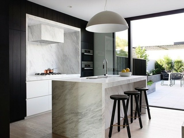 litet-kök-med-veranda-marmor-sten-gasspis