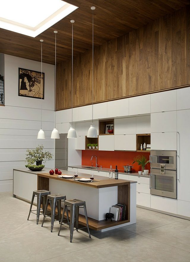högt i tak-med-ljus-kakel-väggar-med-trä-väggbeklädnad-inbyggt-kök