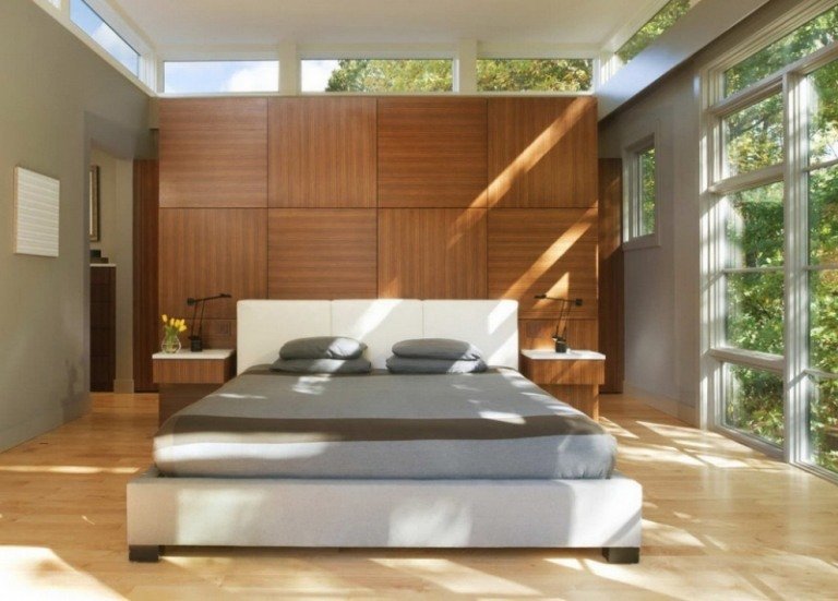sovrum-idé-modern-design-säng-stort-fönster-dagsljus-rum-avdelare-trä
