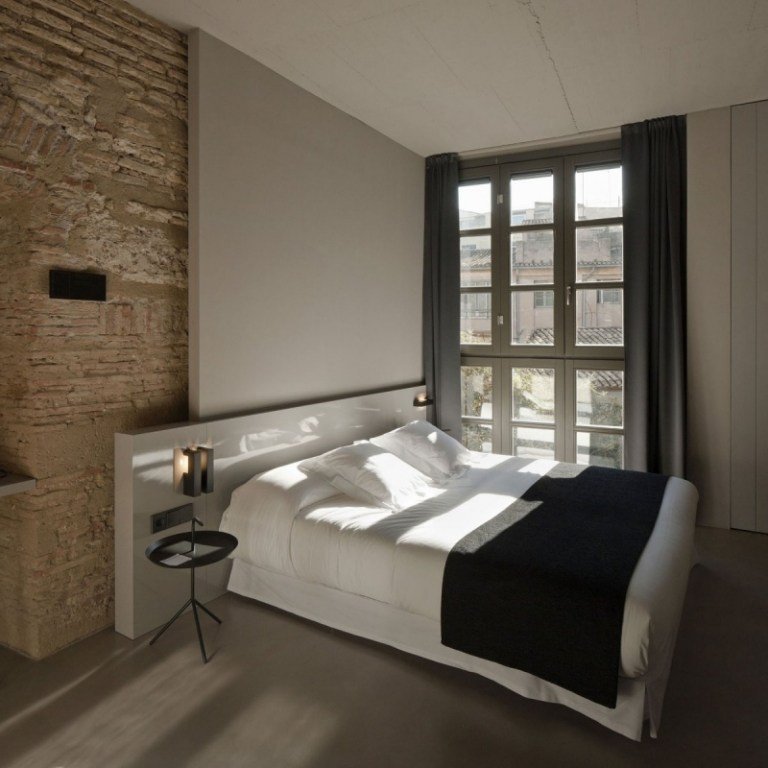 sovrum-idé-modern-design-albau-gitter-fönster-vit-tegel-vägg-dagtid-sängbord
