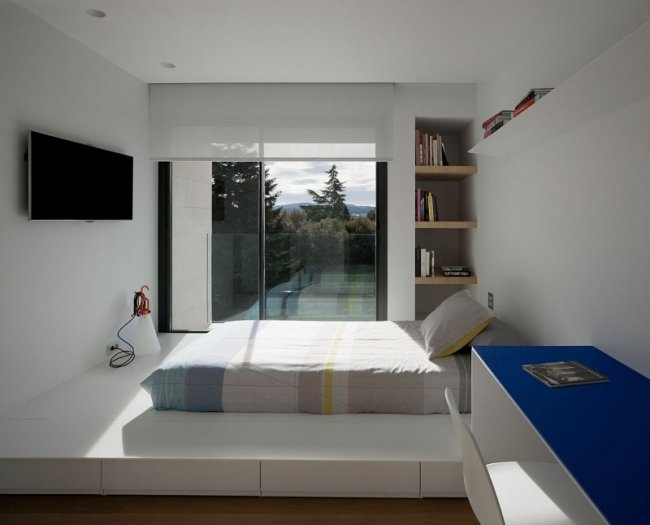 litet sovrum design hus säng plattform balkong vägg tv