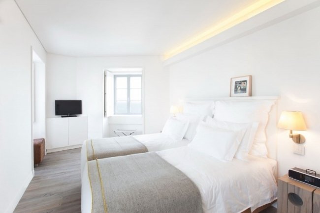 enkla sovrum sängar infälld tak asymmetrisk planlösning