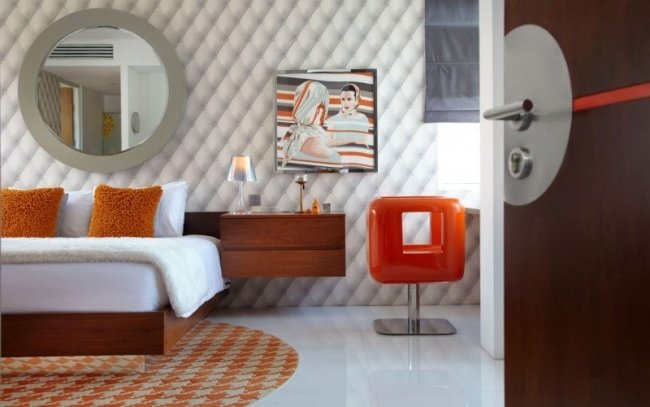 sovrum retro modern orange grå trämöbler vägg deco quiltad mster väggspegel