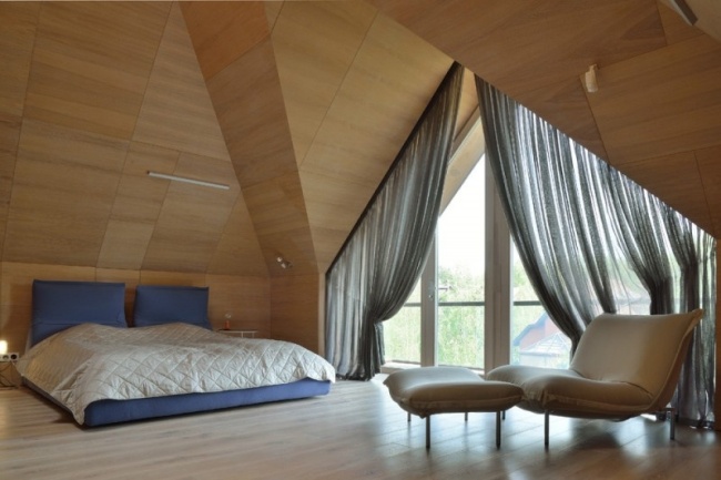 sovrum-moderna vindsved träpaneler gaveltak slappna av fåtölj gardiner