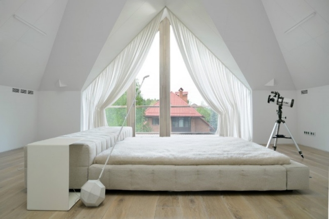 sovrum minimalistiskt gaveltak vita teleskopiska gardiner