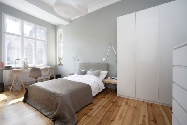 sovrum planka golv grå vit enkelsäng vit garderob skrivbord