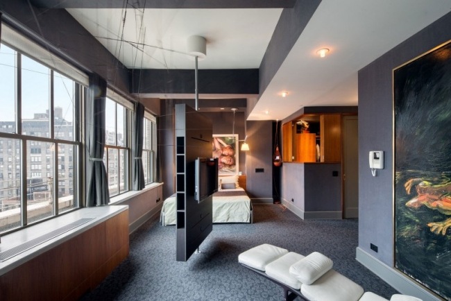 modern sovrum lägenhet grå rumsdelare tv roterbar