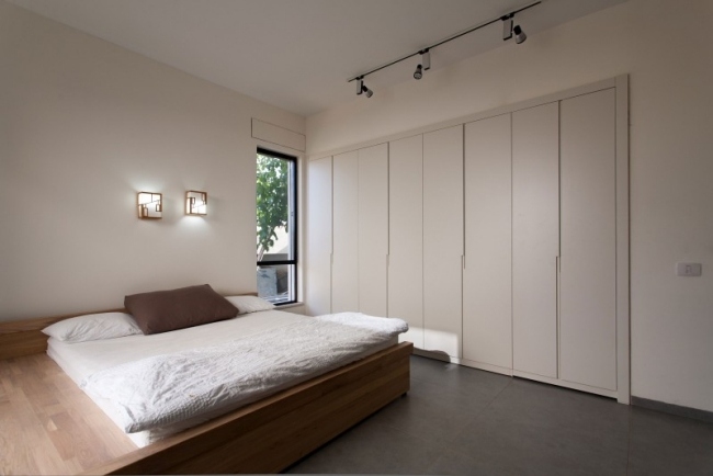modern sovrum plattform säng trä garderob alkov grädde
