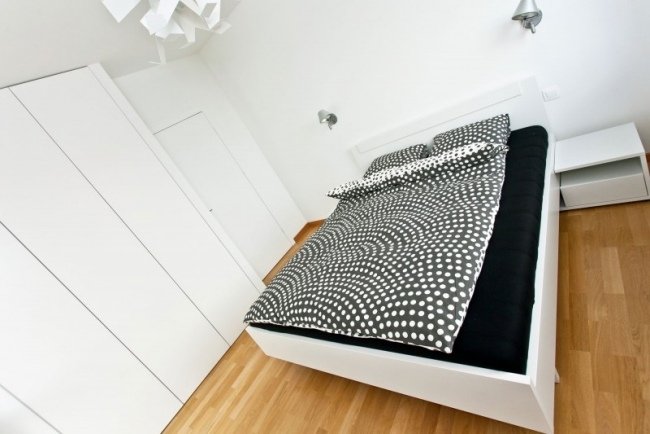 Modernt sovrum svart och vitt designer som ställer in garderob