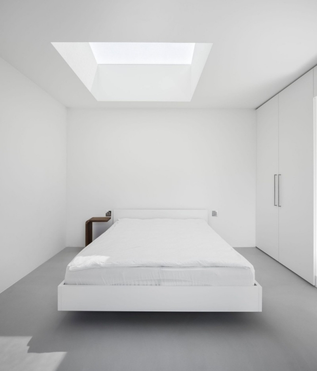 minimalistisk sovrum ren vit takfönster garderob