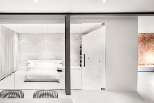 minimalistisk inredning-sovrum rent vitt glas dörrar tegelvägg