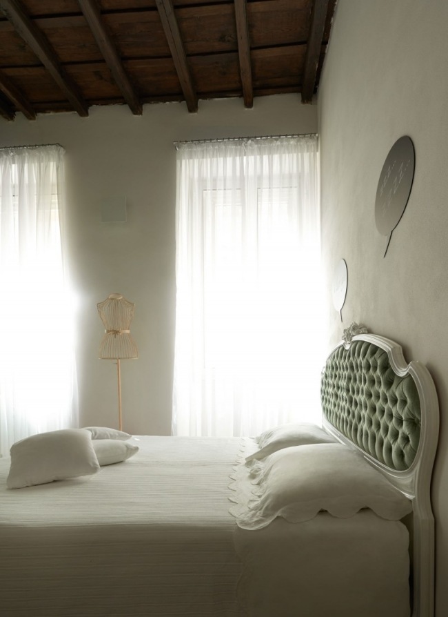sovrum fransk romantisk quiltad säng sänggavel