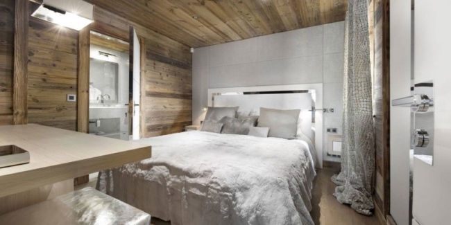 sovrum chalet stil trä vägg tak ljusgrå säng