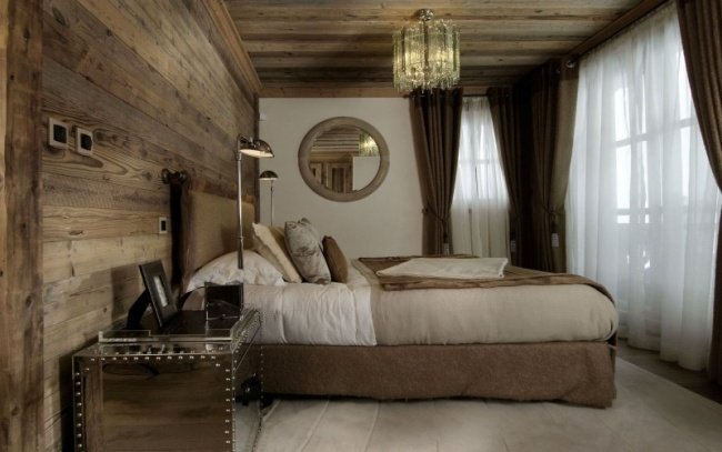 sovrum chalet trä vägg takpanel ljuskrona sängbord