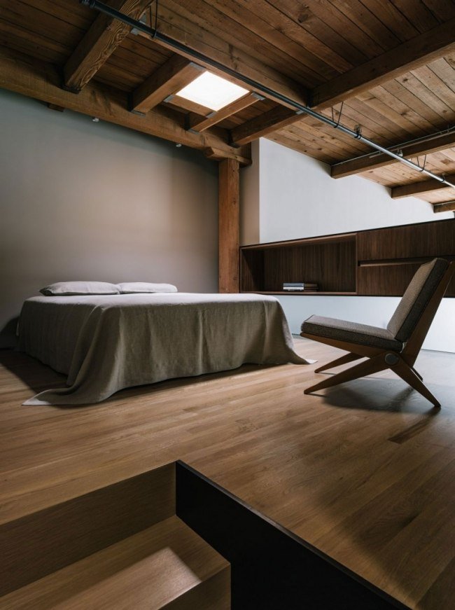 sovrum säng loft takfönster grå vägg