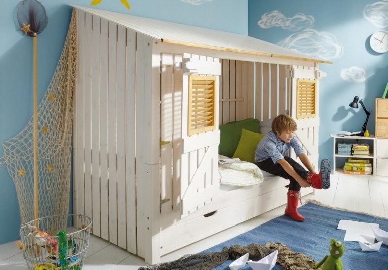 Äventyrs säng barnkammare småbarn design strandhus
