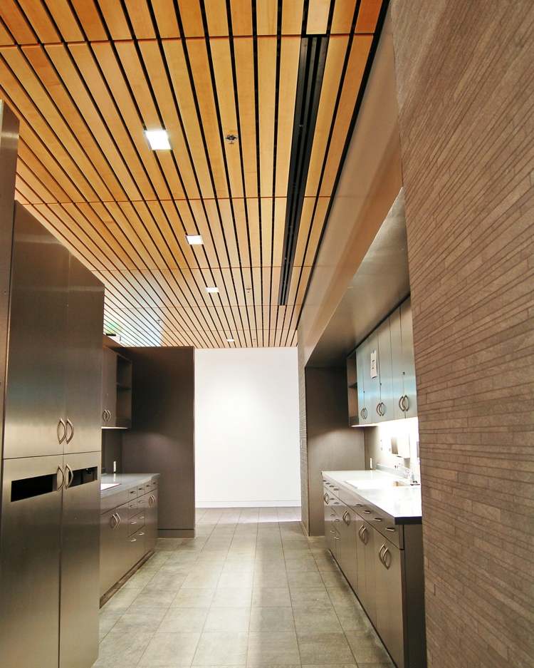 upphängd-trä-tak-brädor-design-kök-modern-stål