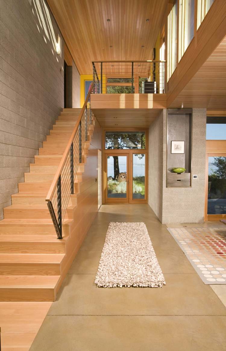 Upphängt-trä-tak-hall-design-trappor-djup-hög-matta-vit