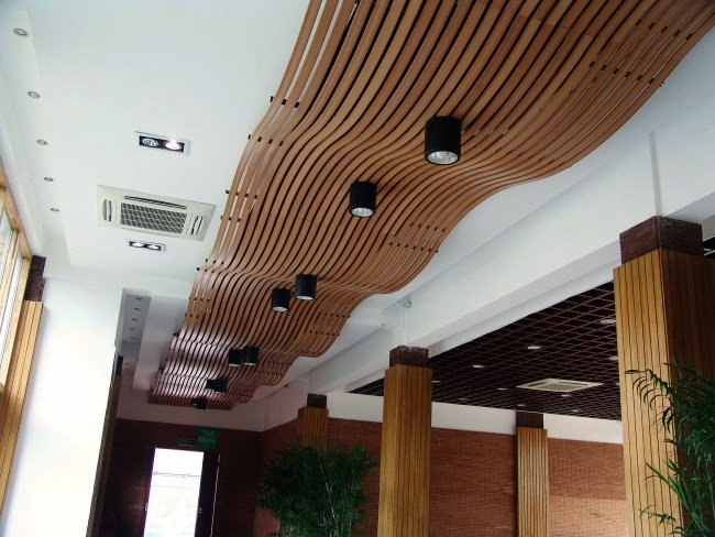 Nedhängda takpaneler i trä böjda infällda dekorativa lampor