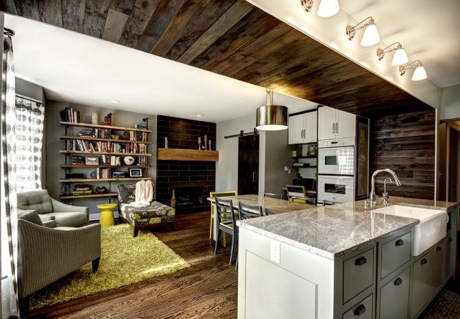 modernt vardagsrum kök vardagsrum trä lameller vägg tak accent