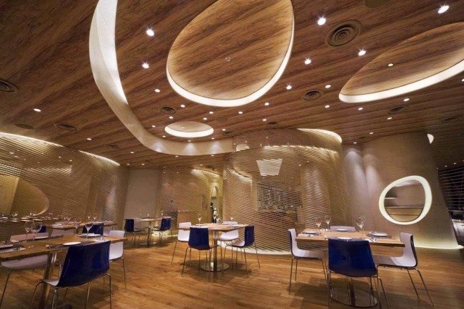 modern restaurang inredning trä tak infällda lampor